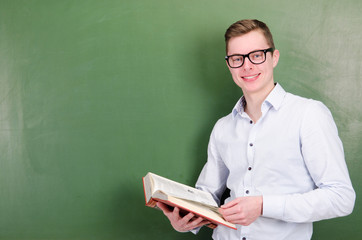 lehrer mit dem buch vor der tafel