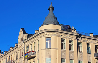 Fototapeta na wymiar Building with on famous Andriyivskyy Descent in Kiev, Ukraine