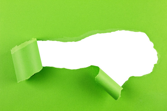 Riss in grünem Papier Hintergrund