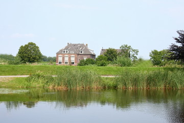 Obraz premium Lonely old House, with a body of water in the foreground