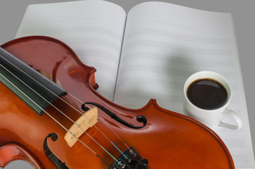 Fototapeta premium Closeup of violin, blank note sheet and pencil