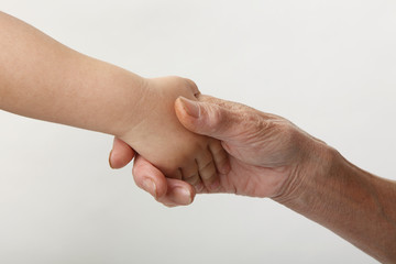 おばあちゃんと手をつなぐ