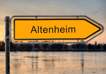 Strassenschild 9 - Altenheim