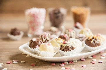 Pralinen mit Zutaten und Herzen