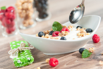 Joghurt mit Himbeeren, Heidelbeeren und Müsli