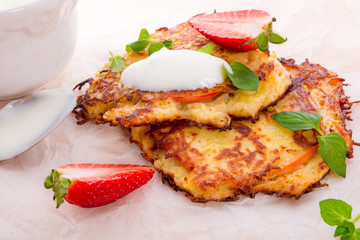  potato pancakes  with apfel and strawberry