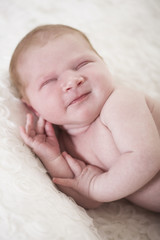 Newborn M&auml;dchen lachend