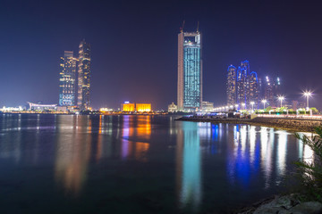 Plakat Panorama Abu Dhabi w nocy, stolicy Zjednoczonych Emiratów Arabskich