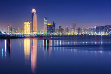 Fototapeta na wymiar Panorama Abu Dhabi w nocy, stolicy Zjednoczonych Emiratów Arabskich