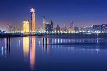 Fototapeten Panorama von Abu Dhabi bei Nacht, Hauptstadt der Vereinigten Arabischen Emirate © Patryk Kosmider