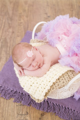 Newborn Kleine Ballerina schlafend in einem Korb