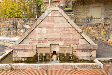 fuente de piedra en el pueblo de lois, picos de europa, leon