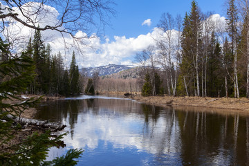 Fototapeta na wymiar Wiosna krajobraz Inzer Rzeka South Ural