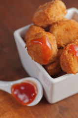 Nuggetsy z sosem pomidorowym
