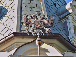 Герб России на часовне Николая Чудотворца в городе Ялта в Крыму.