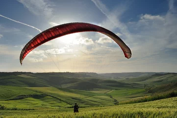 Selbstklebende Fototapete Luftsport Paraplendierende Silhouette