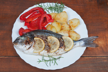 Grillowana dorada z ziemniakami i papryką