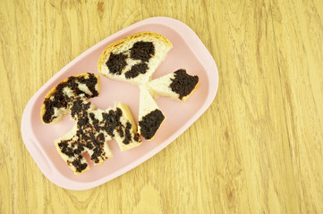 Bread pour with chocolate on pink tray