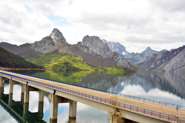 puente cruzando el pantano de Riaño, Picos de europa