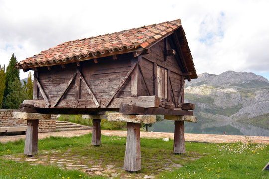 horreo de madera en los picos de europa, leon