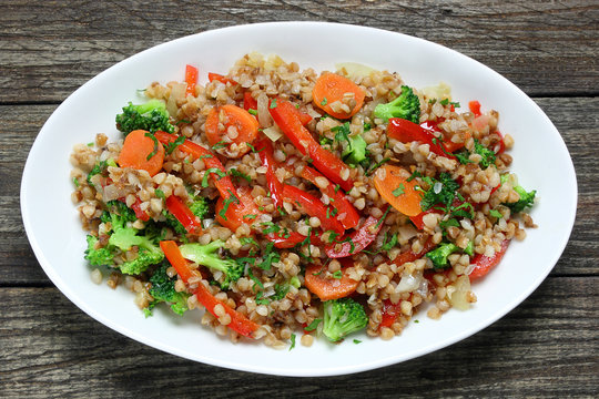 Buckwheat with carrots, onions, broccoli and paprika