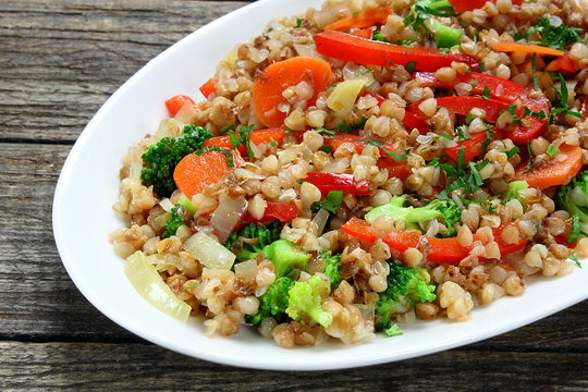 Buckwheat with carrots, onions, broccoli and paprika
