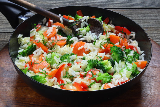 Rice with broccoli, onions, carrots and paprika