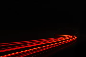 Foto op Plexiglas Snelweg bij nacht Auto licht paden in de tunnel.