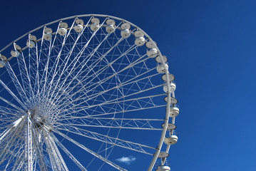 Grande roue et ciel bleu