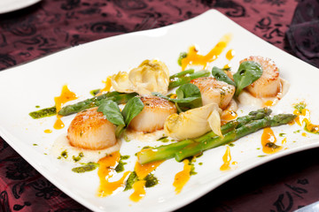 Baked scallops with asparagus