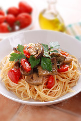 spaghetti con melanzane e pomodoro di pachino