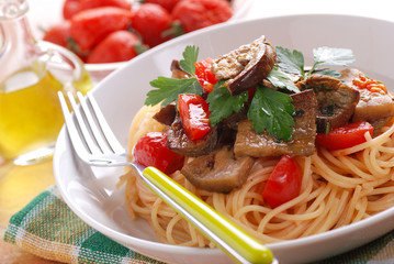 spaghetti con melanzane e pomodoro di pachino
