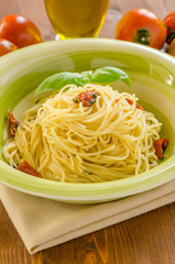 Spaghetti con pomodori secchi