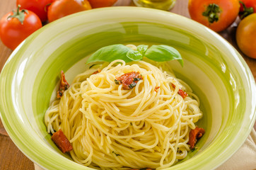 Spaghetti con pomodori secchi