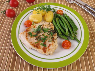 Hähnchenschnitzel, Bohnen und Kartoffeln
