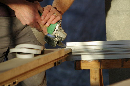 menuisier au travail - pr&eacute;paration d'huisserie