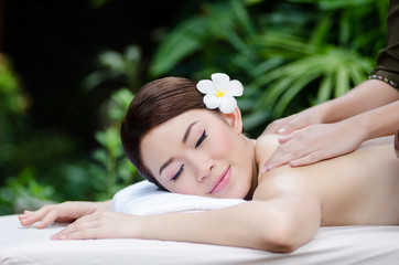 Obraz na płótnie Canvas Beautiful Asian woman doing spa massage