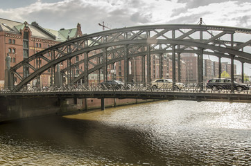 Gebaeude mit Stahlbruecke in der Speicherstadt, Hamburg
