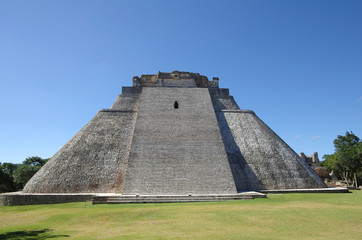 Fototapeta na wymiar Piramida w Uxmal