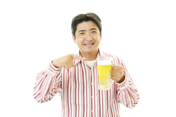 ビールを楽しむ男性