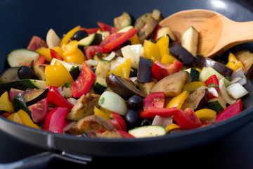 frisch zubereitete mediterrane Gemuesepfanne