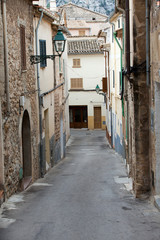 Fototapeta na wymiar ulica z tradycyjnych budynków domów, miasta Pollensa, Majorka