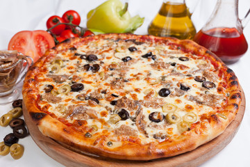 Pizza with ton fish