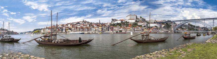Ville de Porto au Portugal avec bateau Rabelo