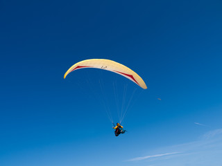 Paraglider am blauen Himmel
