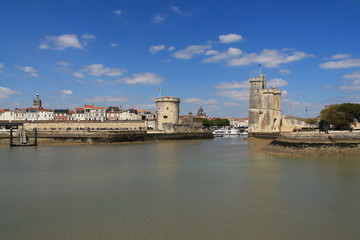 Fototapeta na wymiar Tours médiévales de la Rochelle