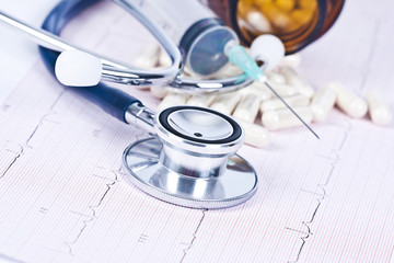 elements of medicine and health, pills and stethoscope