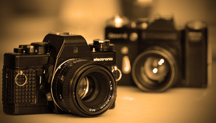 Dwa klasyczne aparaty SLR - obrazy, fototapety, plakaty
