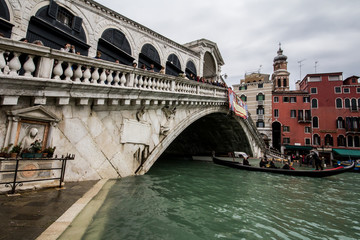 Fototapeta na wymiar Venezia ponte di rialto con gondola