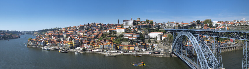 Fototapeta na wymiar Ville de Porto au Portugal avec bateau Rabelo